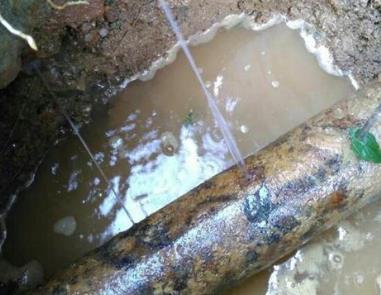 尖草坪楼顶渗水维修公司分享下地暖漏水的原因及检测方法。